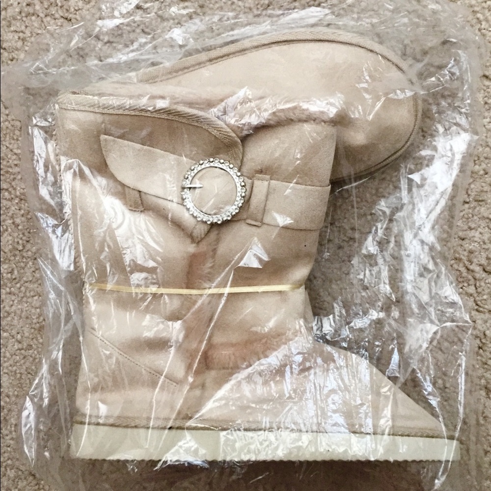 NEW - Brand New Beige Comfy Boots - Multiple Sizes - Picture 1 of 1
